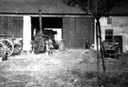 he_0183, Dreschen in der Feldscheune, um 1917